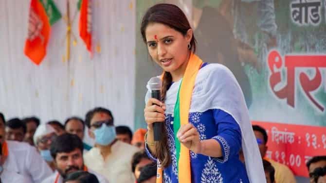 तुम्ही कोणते टगे पोसत आहात ते पाहा; प्रीतम मुंडेंचा धनंजय मुंडेंवर घणाघाती हल्ला