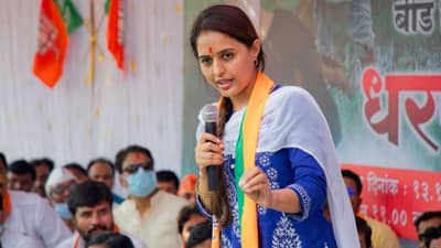 तुम्ही कोणते टगे पोसत आहात ते पाहा; प्रीतम मुंडेंचा धनंजय मुंडेंवर घणाघाती हल्ला