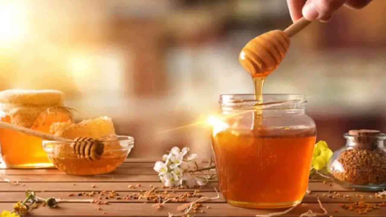 तोंडाच्या अल्सरसाठी मध - तोंडाच्या अल्सरच्या उपचारासाठी मध फायदेशीर आहे. यासाठी मधात एक चिमूटभर हळद मिसळून वापरता येते. हे तोंडाचे व्रण बरे करण्यास मदत करते.