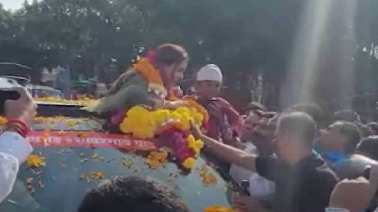 खासदार प्रीतम मुंडे गोपीनाथ गडावरुन सावरगावाकडे रवाना, रॅलीचं जल्लोषात स्वागत