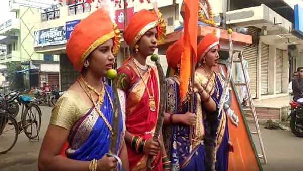 विजयादशमीचे औचित्य साधून भंडारा जिल्ह्यातील मोहाडी शहरातील नारीशक्तीने छत्रपती शिवाजी महाराज चौकात शस्रपुजन केले.नवरात्रीच्या नव दिवस भंडारा जिल्ह्यातील सुप्रसिद्ध जागृत चौंडेश्वरी देवी मातेला पुजन करीत व विविध धार्मिक मंदिरात दुर्गामाता परीक्रमन करीत हिंदू संस्कृती ची जनजागृती केली व महिला सशक्ती करणाचा नारा व विघातक शक्ती चा नाश व्हावा व महिलांनी स्वतः चे आत्मरक्षण करावे जनजागृती करण्यात आली. व आज विजयादशमीच्या औचित्याने समापन करण्यात आला.