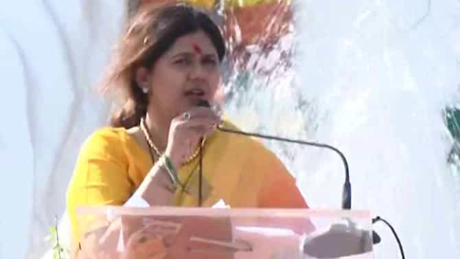तुम मुझे कब तक रोकोगे, पंकजा मुंडेंचा शायराना अंदाज, कोण रोखतंय ताईंना, पक्षातले की बाहेरचे?