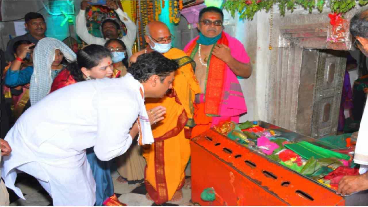 नांदेड : सामाजिक न्यायमंत्री धनंजय मुंडे यांनी सपत्निक माहूर गडावर येत रेणुका मातेचं दर्शन घेतलं.