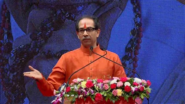 पुन्हा येईन म्हणणारे आता म्हणतायत मी गेलोच नाही, फडणवीसांच्या दुखऱ्या नशीवर ठाकरेंचं बोट
