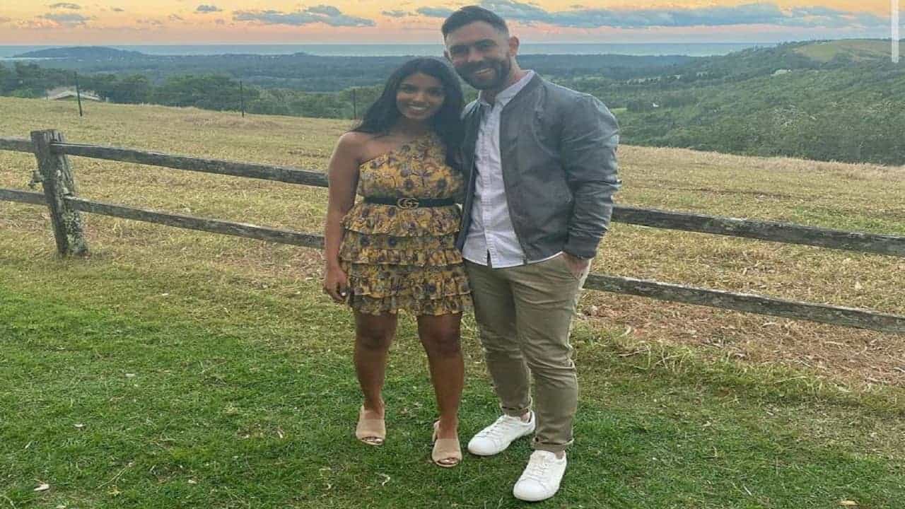 ऑस्ट्रेलियाचा स्टार अष्टैपलू खेळाजू ग्लेन मॅक्सवेल (Glenn Maxwell) याने नुकतंच आयपीएलमध्ये रॉयल चॅलेंजर्स बंगळुरू संघाकडून (RCB) अप्रतिम प्रदर्शन केलं. अनेक भारतीयांची मन जिंकणारा ग्लेन आता भारताचाच जावई होणार आहे. तो त्याची भारतीय वंशाची गर्लफ्रेंड विनी रमन (Vini Raman) हिच्यासोबत लवकरच लग्न करणार असून त्याने् सोशल मीडियावर याबाबतची माहिती दिली.