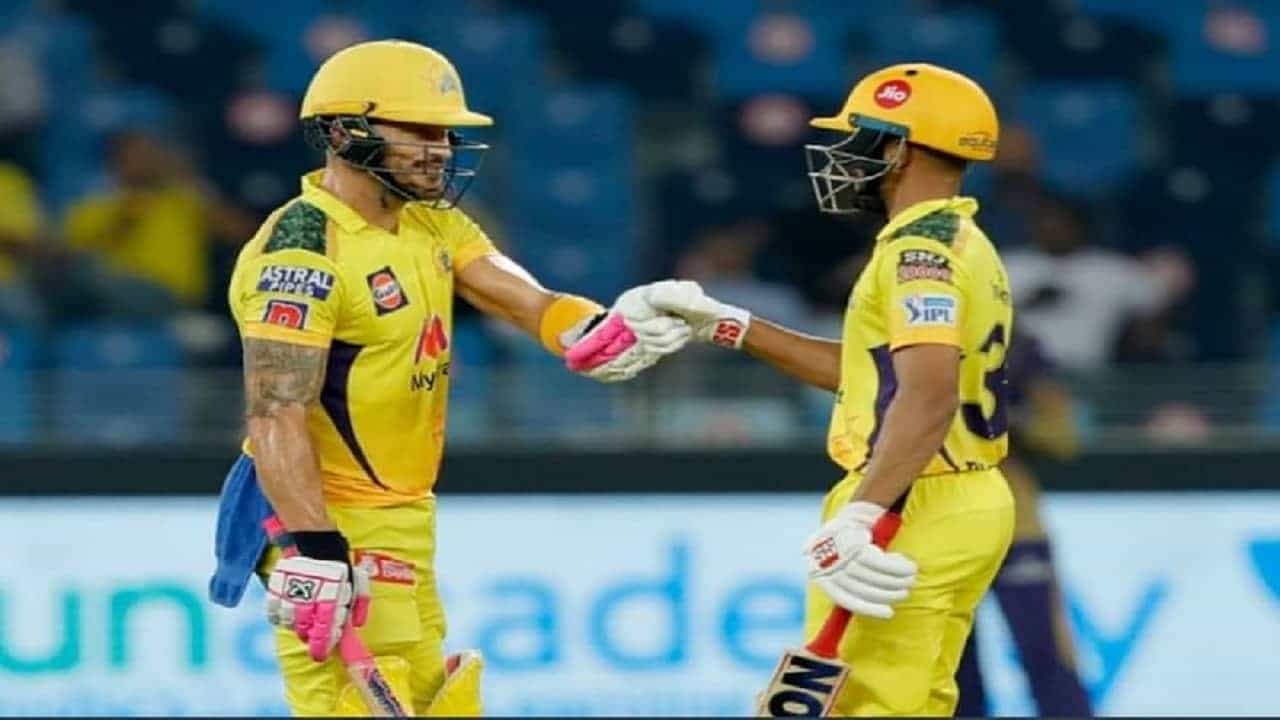 IPL 2021 या आयपीएलच्या 14 व्या पर्वात ऑरेंज कॅप अर्थात सर्वाधिक धावा करण्याचा मान मराठमोळ्या ऋतुराज गायकवाडने (Ruturaj Gaikwad) मिळवला आहे. अंतिम सामना संपण्यापूर्वीच हा निर्णय़ समोर आला आहे. कारण सध्या फलंदाजी करत असलेल्या केकेआरचा एकही फलंदाज ऋतुच्या धावांच्या आसपासही नाही. पण चेन्नईचाच दुसरा खेळाडू फाफ मात्र हा मान मिळवण्यात अवघ्या 2 धावांनी मागे राहिला आहे. गायकवाडने अंतिम सामन्यात 32 तर फाफने 86 धावा केल्या आहेत.