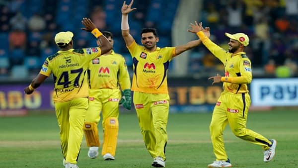 IPL 2021 Final: चेन्नई फॅन्सचा आनंद गगनात मावेना, केकेआरला मात देत चौथ्यांदा कोरलं ट्रॉफीवर नाव