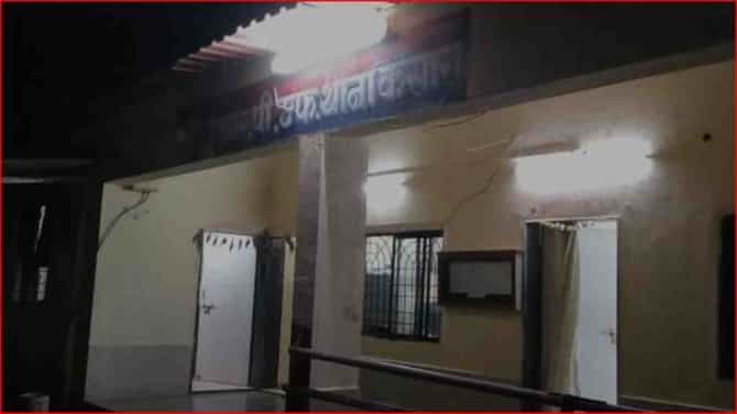ट्रेनमध्ये गाणाऱ्या मुलींवरुन रेल्वे स्थानकात गर्दुल्ल्यांची तुफान हाणामारी; ब्लेडने सपासप वार, एकजण जखमी
