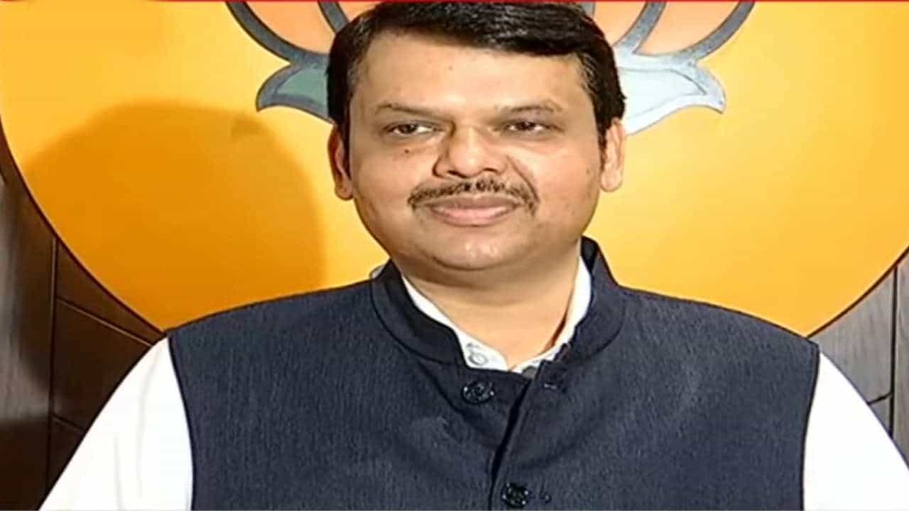 ठाकरे म्हणाले मला मुख्यमंत्री व्हायचं नव्हतं, फडणवीस म्हणतात मग रावते, राणे, राज ठाकरेंचं काय केलं?