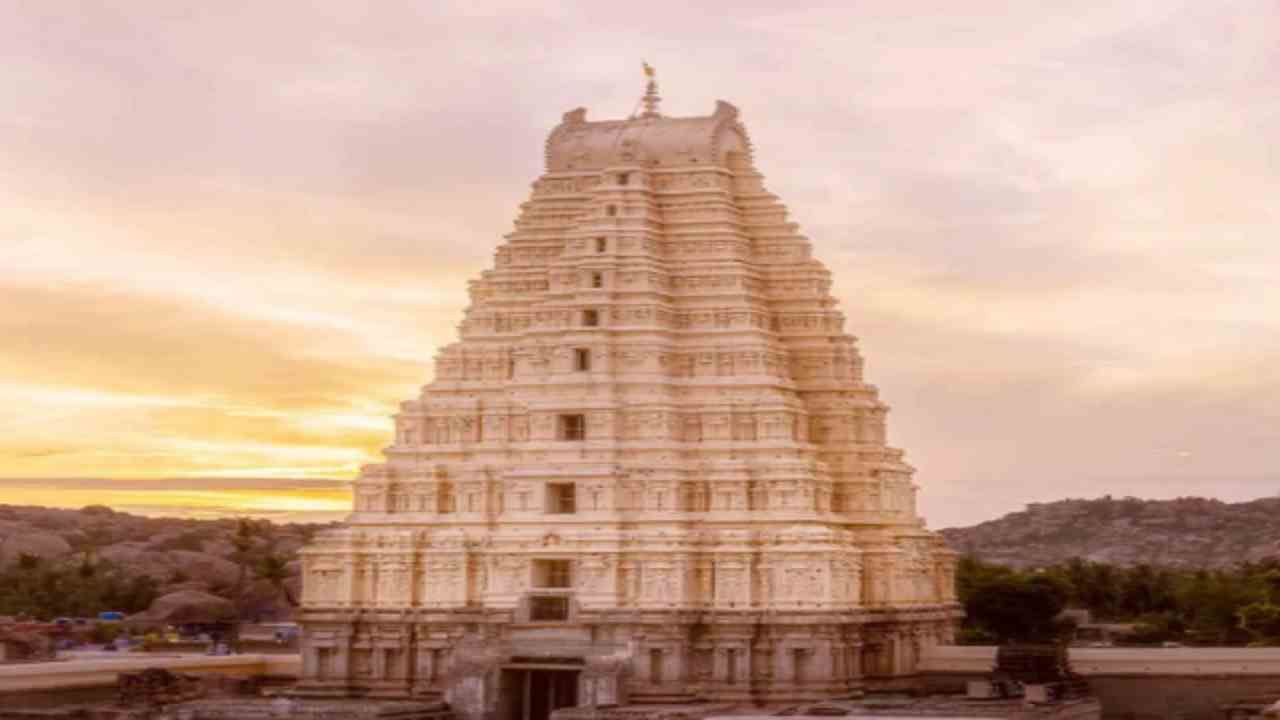 विरुपाक्ष मंदिर, कर्नाटक स्मारकांच्या हम्पी समूहाचा एक भाग, विरुपाक्ष मंदिर भगवान शिव यांना समर्पित आहे. असे म्हटले जाते की हे मंदिर 7 व्या शतकात अस्तित्वात आहे. येथील मुख्य मंदिर पूर्वाभिमुख आहे.