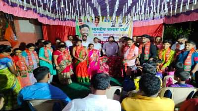 उद्धव ठाकरे महाराष्ट्र लुटायला निघालेत, निलेश राणेंची टीका; कोकणातील शिवसैनिकांच्या हाती कमळ