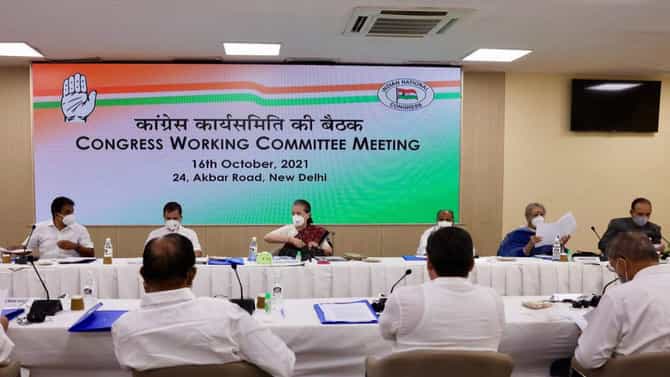 मी पूर्णवेळ अध्यक्ष, माध्यमांद्वारे मत व्यक्त करण्याची गरज नाही, जी-23 च्या नेत्यांना सोनिया गांधींचं प्रत्युत्तर