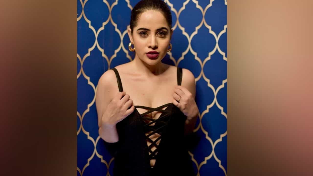 'बिग बॉस ओटीटी'ची माजी स्पर्धक उर्फी जावेद बिग बॉसच्या घरातून बाहेर आल्यापासून चर्चेत आहे. उर्फी दररोज तिच्या ड्रेसमुळे चर्चेत असते. अलीकडेच उर्फीचा नवीन अवतार दिसला. तिच्या चाहत्यांनी तिची तुलना रणवीर सिंगशी केली.