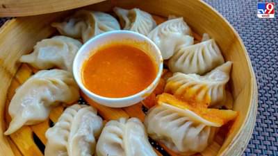 Video: मोमोज गुजराती खाद्यपदार्थ असता तर..?, तरुणाचा व्हिडीओ पाहून तुम्ही पोट धरुन हसाल!