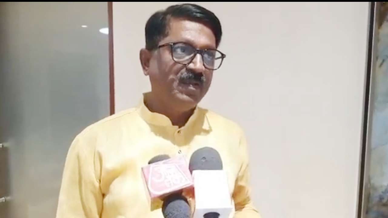 कोण गरळ ओकतंय हे काल पंकजा मुंडेंनीच सांगितलं; अरविंद सावंत यांचा फडणवीसांना टोला कोण गरळ ओकतंय हे काल पंकजा मुंडेंनीच सांगितलं; अरविंद सावंत यांचा फडणवीसांना टोला