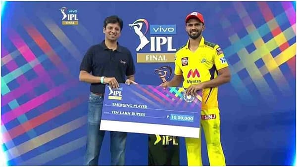 चेन्नई सुपर किंग्सचा युवा फलंदाज ऋतुराज गायकवाडला IPL 2021 या पर्वाचा इमर्जिंग प्लेयर हा पुरस्कार देण्यात आला. दरवर्षी हा खिताब एका नव्या खेळाडूला दिला जातो. आतापर्यंत हा मान मिळालेले 14 पैकी 13 खेळाडू भारतीय असून एकमेव विदेशी खेळाडू म्हणजेच बांग्लादेशचा मुस्तफिजूर रेहमान याला हा मान मिळाला आहे.