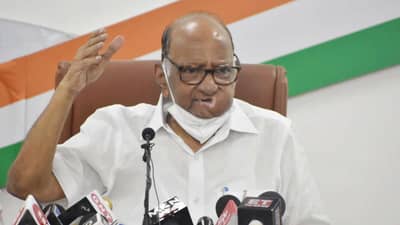 उद्धव ठाकरे मुख्यमंत्री कसे झाले?; फडणवीसांच्या आरोपाला उत्तर देत पवारांनी सांगितला घटनाक्रम