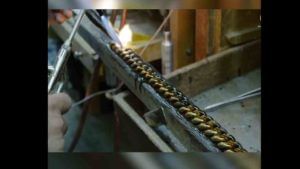 सोन्याचे बिस्कीट वितळवून तयार केली चक्क 1 किलोची चेन, पाहा व्हायरल व्हिडीओ