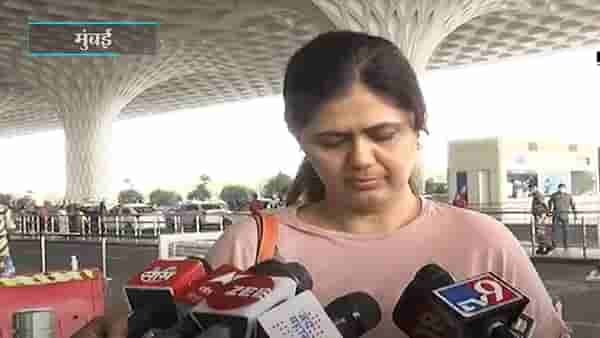 Pankaja Munde | मी लहानच नेता आहे, शरद पवारांनी लहानांना शिकवावं
