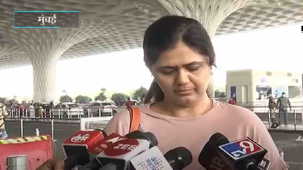 Pankaja Munde | मी लहानच नेता आहे, शरद पवारांनी लहानांना शिकवावं Pankaja Munde | मी लहानच नेता आहे, शरद पवारांनी लहानांना शिकवावं