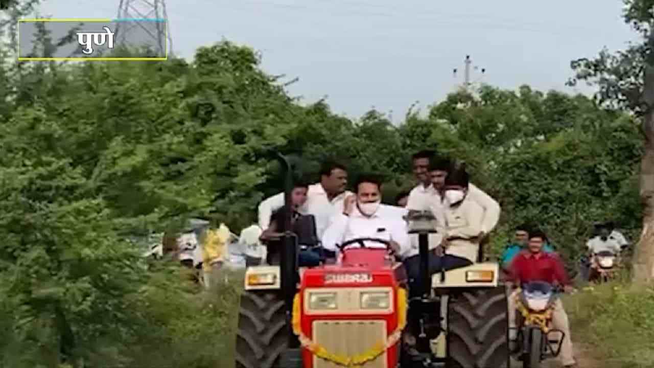 Pune | इंदापुरात हर्षवर्धन पाटलांनी लुटला ट्रॅक्टर चालवण्याचा आनंद Pune | इंदापुरात हर्षवर्धन पाटलांनी लुटला ट्रॅक्टर चालवण्याचा आनंद