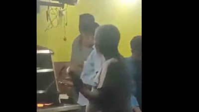 हॉटेलमधला धक्कदायक प्रकार, थुंकी लावून भाजत होता रोटी, पोलिसांनी आचाऱ्याला दाखवला इंगा