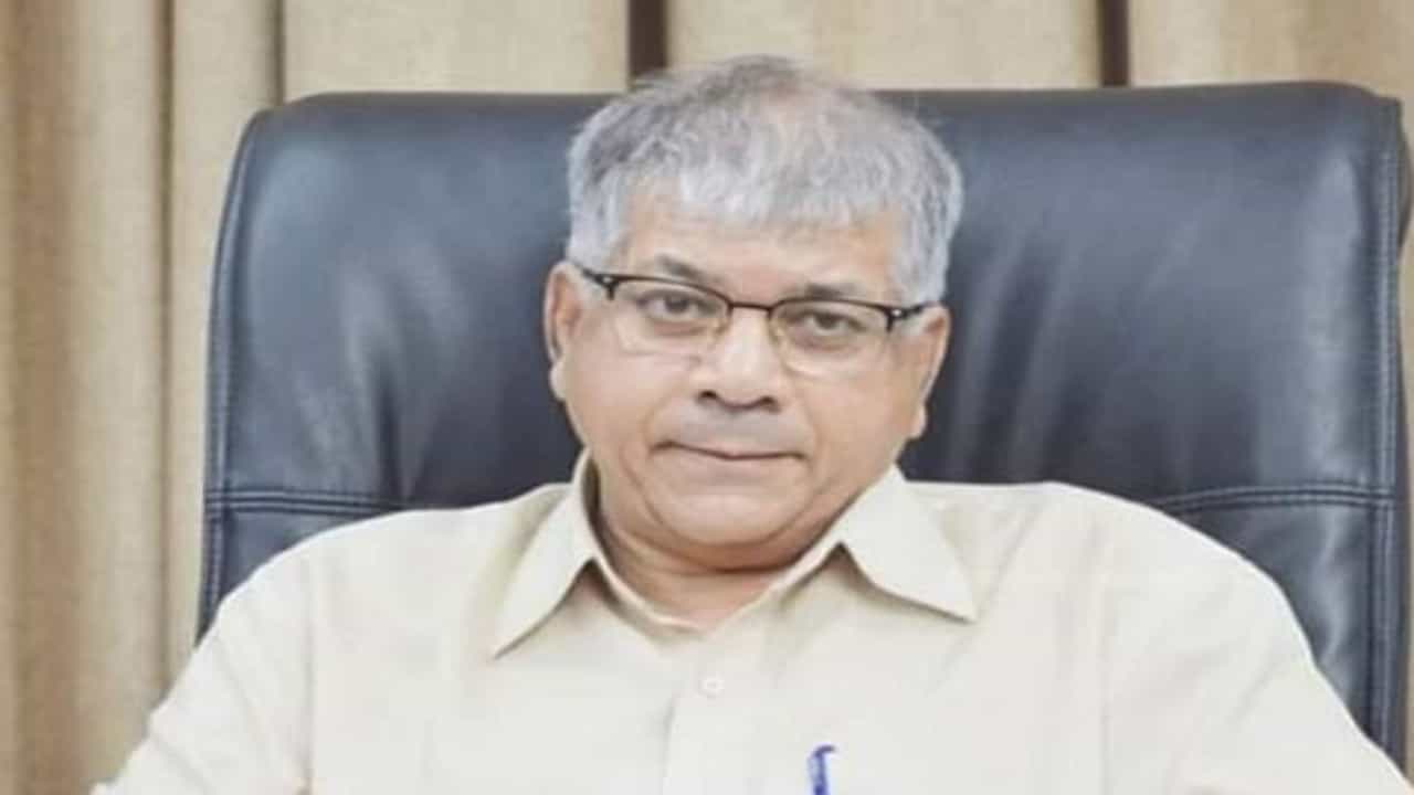 अनिल देशमुखांचा बळी दिला जातोय, राजा आणि वजीर पुढे येत नाहीत, प्रकाश आंबेडकरांचा इशारा नेमका कुणाकडे?