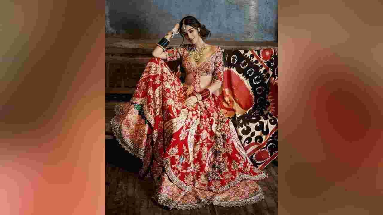 अनन्या पांडे यांनी फॅशन पोलिसांना त्वरित अलर्टवर ठेवले आहे. अभिनेत्रीने शुक्रवारी संध्याकाळी तिच्या इन्स्टाग्राम प्रोफाईलवर अनेक फोटो शेअर केले आणि तेव्हापासून हे फोटो सोशल मीडियावर व्हायरल होत आहेत.