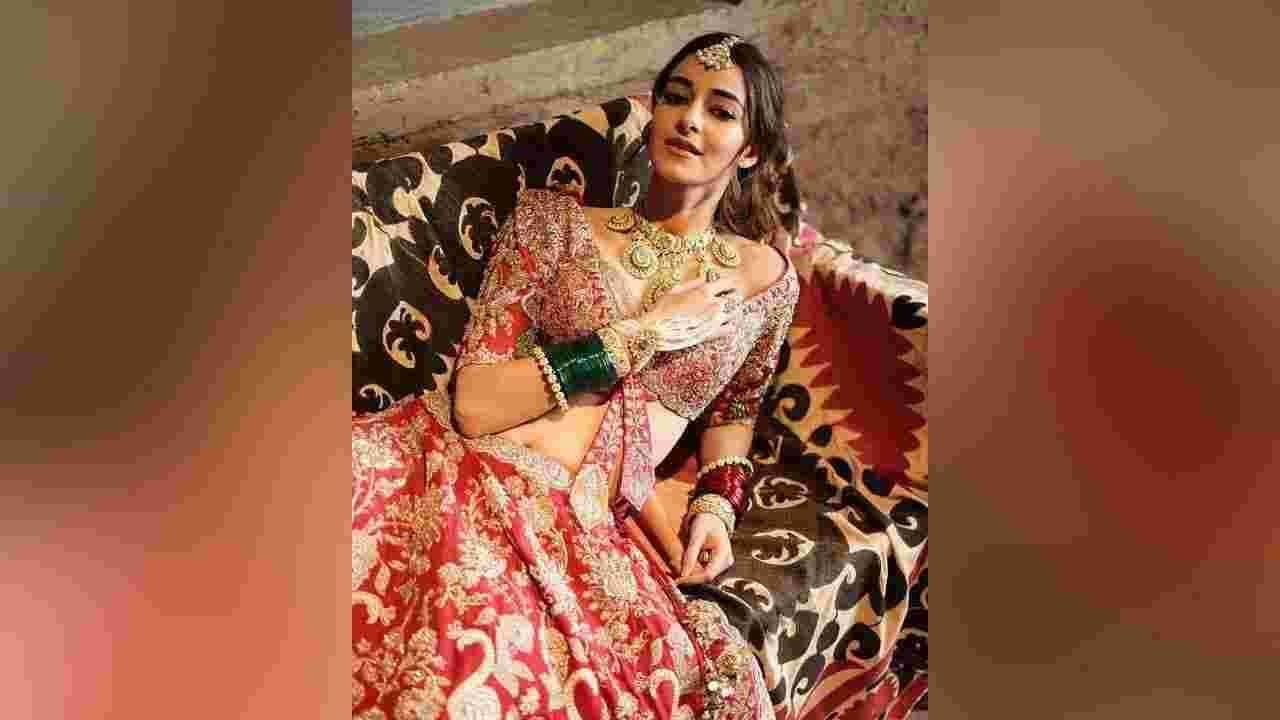 अनन्याने लेहेंगासाठी लाल रंगाचा ब्लाउज घातला होता ज्यात चांदीची झरी तयार करण्यात आली आहे. यासह, तिने एक लांब फ्लोवी स्कर्ट घातला आहे, जो अगदी त्याच डिझाइनमध्ये आहे.