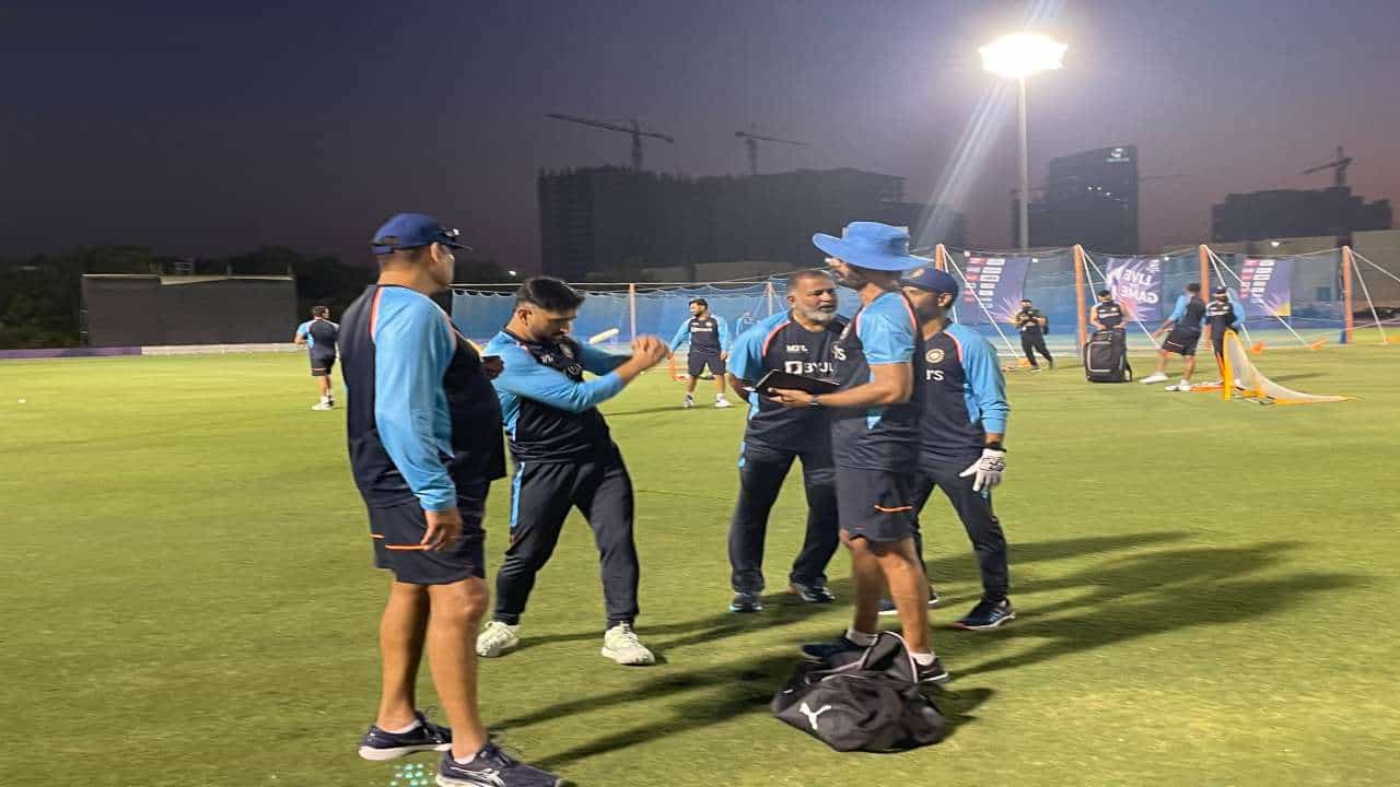 भारतीय क्रिकेट चाहत्यांना अनेक सुवर्णक्षणांचा अनुभव देणारा टीम इंडियाचा माजी कर्णधार महेंद्रसिंग धोनी आता वेगळ्या भूमिकेत दिसणार आहे. खरंतर तो टी-ट्वेंटी विश्वचषक स्पर्धेत मैदानात खेळताना दिसणार नाही. पण तो मैदानावर खेळणाऱ्या खेळाडूंना कित्येक मोलाचे सल्ले देणार आहे. महेंद्रसिंग धोनीच्या कर्तृत्वाचा टीम इंडियाला पुन्हा एकदा फायदा होणार आहे. कारण महेंद्रसिंग धोनी आता या विश्वचषकात टीम इंडियासाठी मेन्टॉरची भूमिका निभावणार आहे. विशेष म्हणजे ही भूमिका निभावण्यासाठी तो मैदानात कामाला सुद्धा लागला आहे.