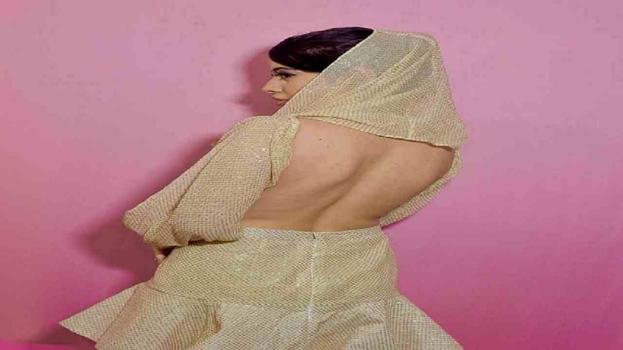 उर्फी जावेदचा प्रत्येक ड्रेस खूपच अनोखा आहे. ह्या आउटफिसाठी ती मेहनत घेताना दिसते.