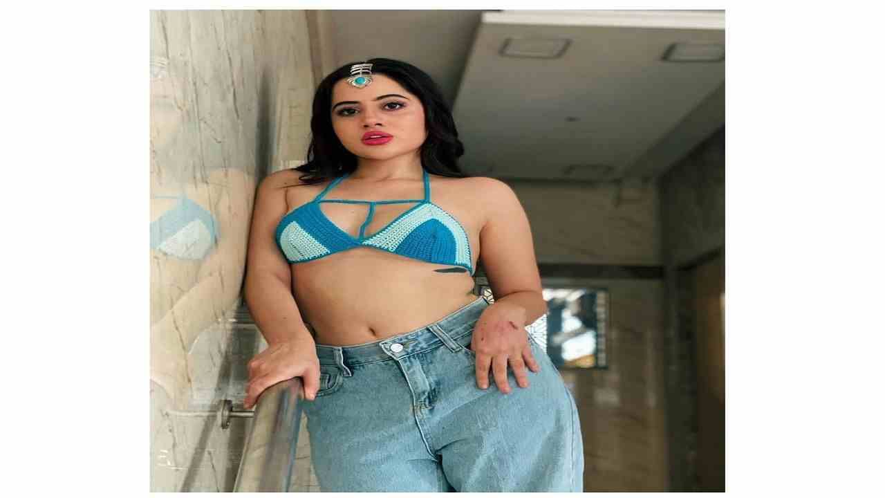 उर्फीला ट्रोल करणारे लोक सोशल मीडियावर तिला हिजाब घालण्याचा सल्ला देत आहेत. त्यानंतर उर्फी या ट्रोलिंगला तिच्या धर्माशी जोडत आहे.