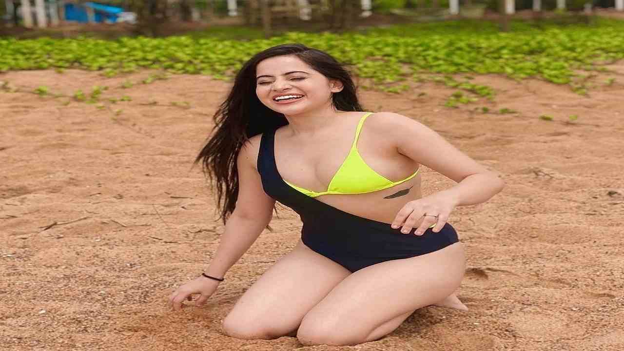 उर्फी तिच्या या लाल ड्रेसमध्ये तिचे खाजगी कपडे देखील दाखवताना दिसत आहे.