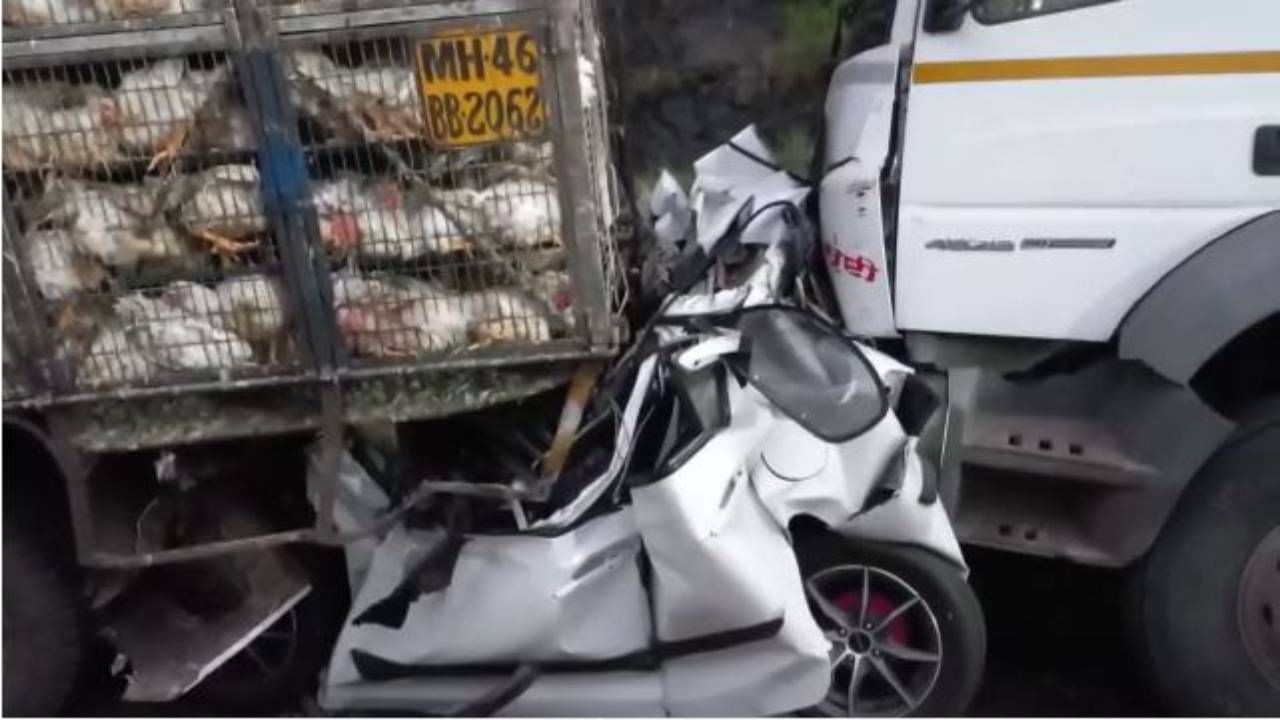 टेम्पो-ट्रेलरच्या मधे स्वीफ्टचा चक्काचूर, भीषण अपघातात तिघांचा मृत्यू, मुंबई-पुणे एक्सप्रेस-वेवरील घटना