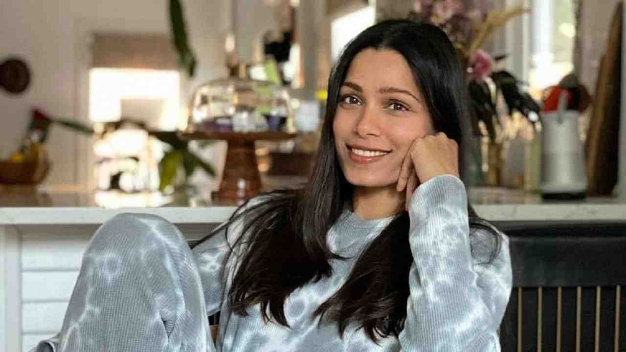 अभिनयाव्यतिरिक्त फ्रीडा पिंटो सध्या मोठमोठ्या ब्रँडच्या जाहिरातीत झळकत आहे.