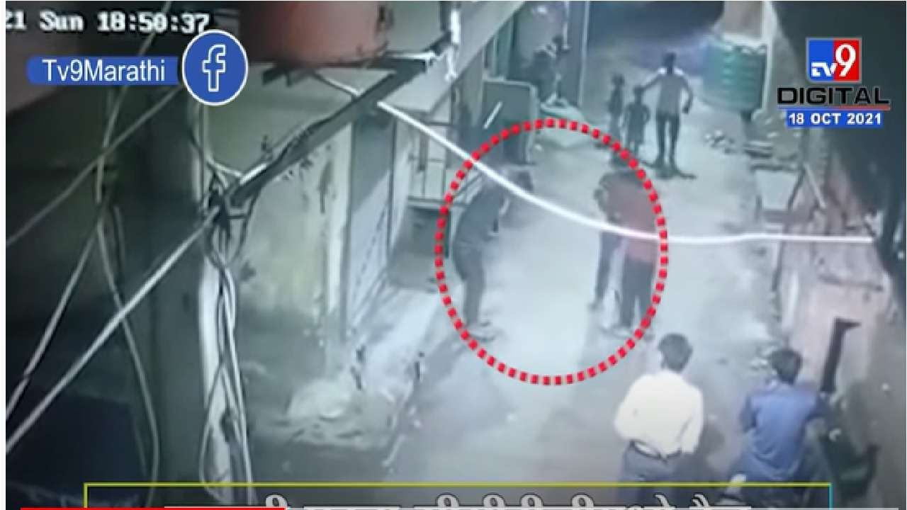 CCTV VIDEO | दिल्लीतील भरचौकात तरुणावर चाकूहल्ला, हत्येचा थरार सीसीटीव्हीत कैद
