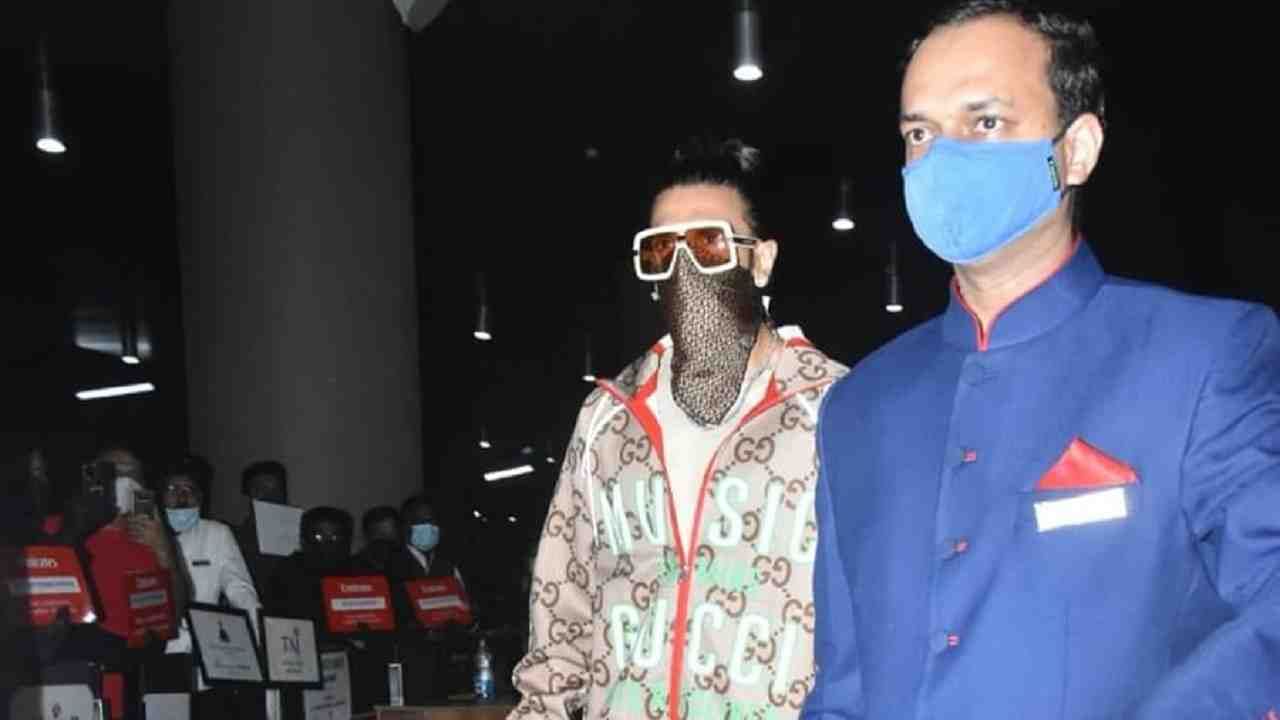 या वेळी रणवीरने सूट घातला आहे. या फोटोमध्ये तपकिरी रंगाचा ड्रेस घातला आहे. हेअरस्टाईलमध्ये त्याने दोन वेणी घातल्या आहेत.