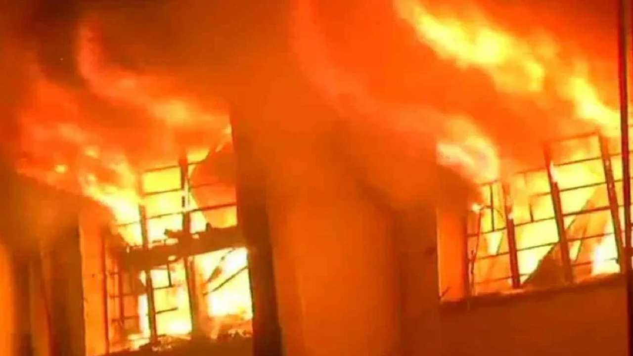 VIDEO: सुरतच्या फॅक्ट्रीला भीषण आग, जीव वाचवण्यासाठी मजुरांच्या पाचव्या मजल्यावरून उड्या; दोघांचा मृत्यू