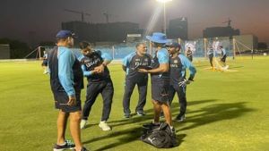 T20 World Cup 2021 : मेंटॉर धोनी लागला कामाला, पहिल्याच दिवशी प्रशिक्षकांसह सपोर्ट स्टाफचा क्लास!