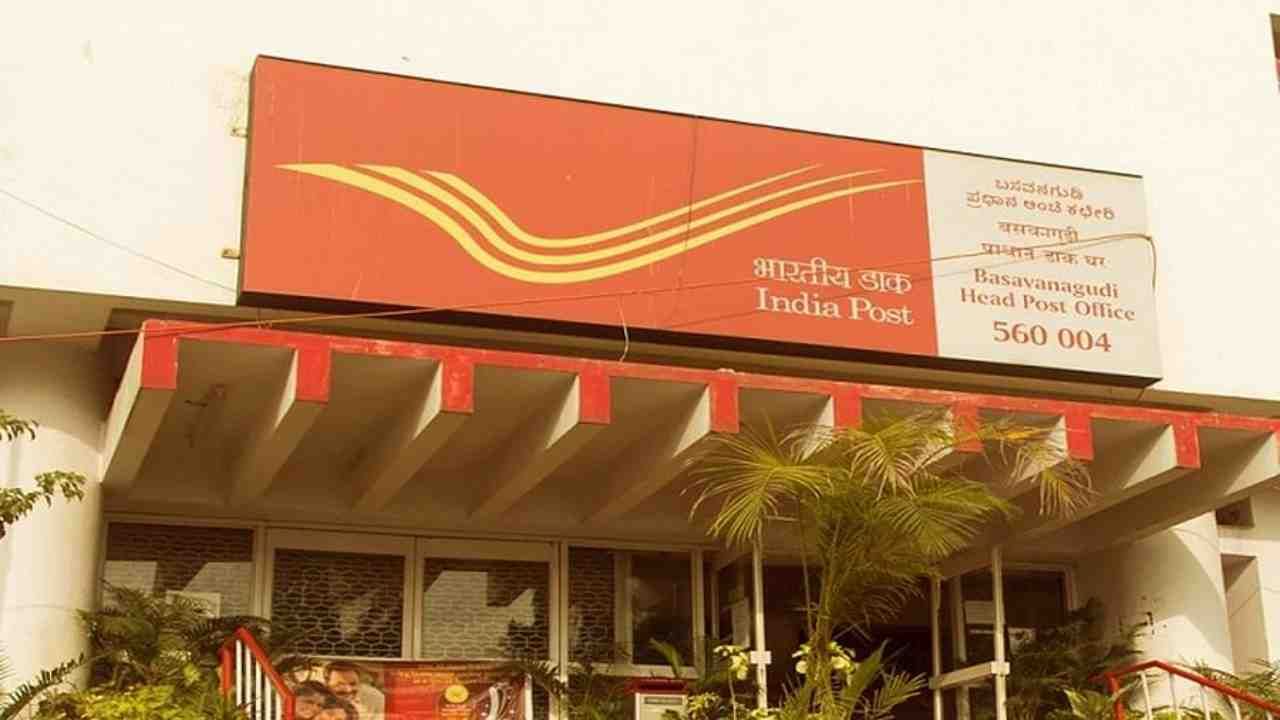 गुंतवणुकीच्या विविध पर्यायातून कमी वेळेत अधिक रिटर्न प्राप्त होतात. भारतात सर्वाधिक बँक एफडी, पोस्ट ऑफिस किंवा एलआयसीच्या विविध स्कीम यामध्ये गुंतवणुकीचा कल दिसून येतो. भारतातील गुंतवणुकीत मध्यम वर्गीय लोकसंख्या मोठ्या प्रमाणावर आहे. त्यामुळे कमी जोखमीत अधिक परतावा देणाऱ्या योजनांच्या शोधात अनेक गुंतवणुकदार असतात. तुम्ही देखील अशाचप्रकारच्या गुंतवणूक योजनेच्या शोधात असाल तर पोस्ट ऑफिसची एक स्कीम तुमच्यासाठी निश्चितच फायदेशीर ठरू शकेल. आवर्ती ठेव योजना (रिकरिंग डिपॉझिट स्कीम) योजनेचे नाव आहे. या योजनेत गुंतवणुकीसाठी एकाधिक पर्याय उपलब्ध आहेत.