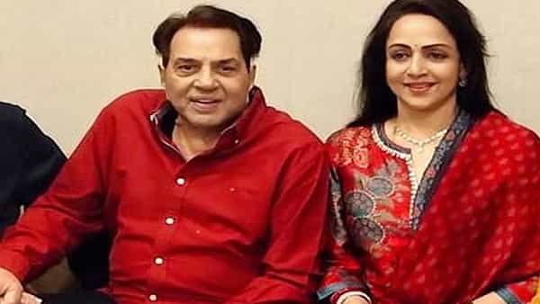 बॉलिवूडची ड्रीम गर्ल हेमा मालिनीने शनिवारी आपला 73वा वाढदिवस साजरा केला. हेमा मालिनीने आपल्या अभिनयाच्या जोरावर इंडस्ट्रीमध्ये एक वेगळी ओळख निर्माण केली आहे. हेमा मालिनीने यावर्षी आपला वाढदिवस तिच्या कुटुंबासोबत साध्या पद्धतीने साजरा केला आहे. हेमा मालिनीने तिच्या वाढदिवसाचे फोटो सोशल मीडियावर शेअर केले आहेत.