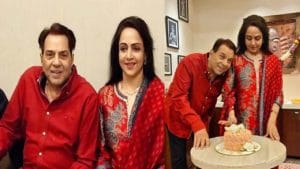 Birthday Celebration | पती आणि मुलांसोबत हेमा मालिनी यांनी साजरा केला वाढदिवस, सोशल मीडियावर शेअर केले फोटो!