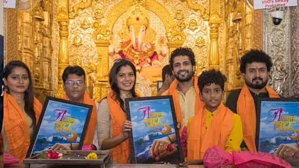 टीव्ही मालिकांमधून घराघरात पोहोचलेले चिन्मय उदगीरकर आणि सुरुची आडारकर "A फक्त तूच" या चित्रपटात एकत्र येत आहेत. एका वेगळ्या नात्याची गोष्ट या चित्रपटातून उलगडणार असून दसऱ्याच्या मुहूर्तावर चित्रपटाचं टीजर पोस्टर श्रीमंत दगडूशेठ गणपतीच्या चरणी लाँच करण्यात आलं. याप्रसंगी चित्रपटातील कलाकार आणि तंत्रज्ञ मंडळी उपस्थित होती.