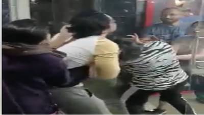 VIDEO : महिलेचा पतीवर परस्त्रीसोबत अनैतिक संबंधांचा संशय, जीममध्ये नवऱ्याच्या मैत्रिणीला चपलेने झोडपलं