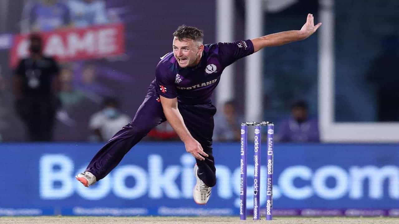 T20 World Cup 2021: कधी काळी डिलेव्हरी बॉय, आता विश्वचषकाच्या सामन्यात सामनावीर, स्कॉटलंडच्या खेळाडूची प्रेरणादायी कथा
