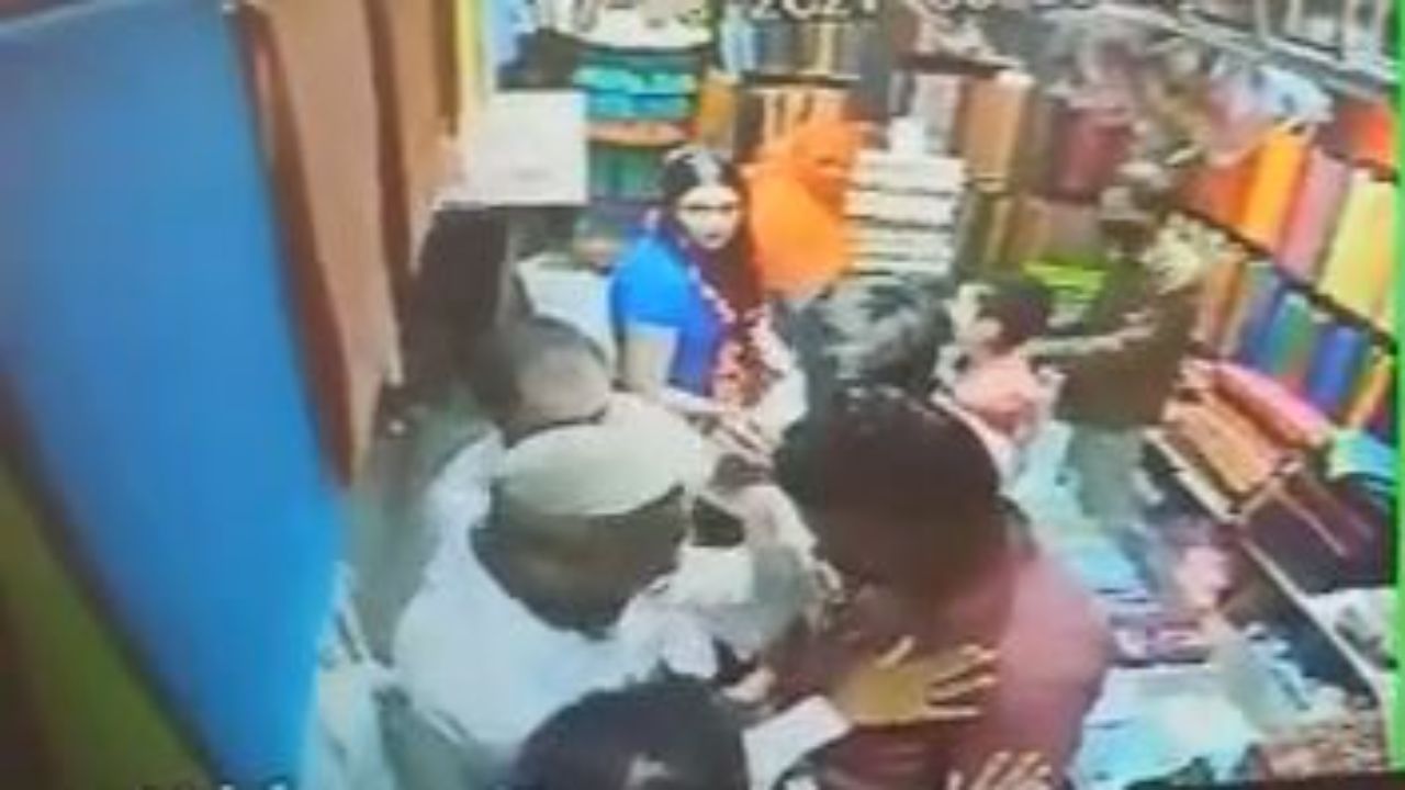 VIDEO | वसईत पोलिसांची दादागिरी; दुकानात शिरुन दुकानदाराला मारहाण, घटना सीसीटीव्हीत कैद