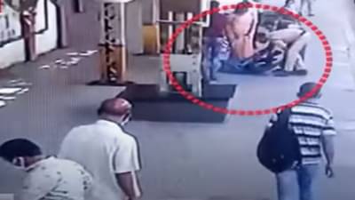 VIDEO | अंबरनाथ रेल्वे स्थानकात तरुणाला हृदयविकाराचा झटका, रेल्वे पोलिसाने सीपीआर देत वाचवले प्राण
