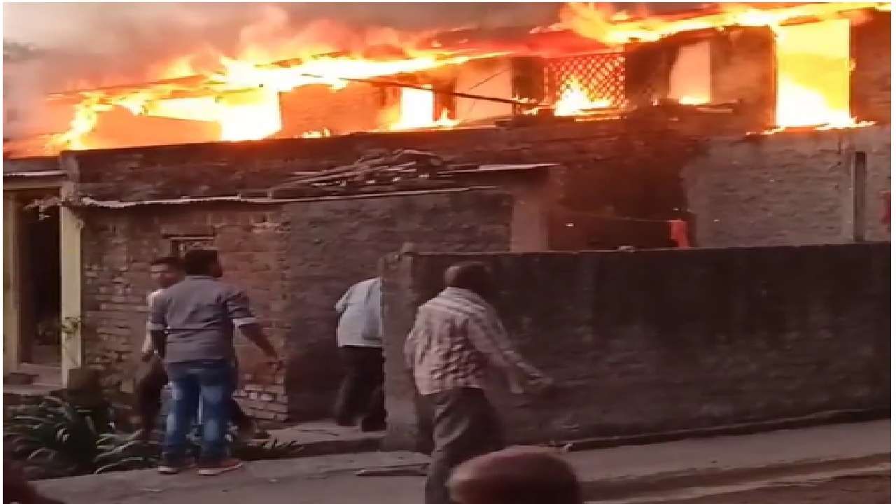 VIDEO | बायकोशी भांडणातून स्वतःचं घर पेटवलं, आजूबाजूची दहा घरं जळून खाक, ग्रामस्थांनी धू-धू धुतलं