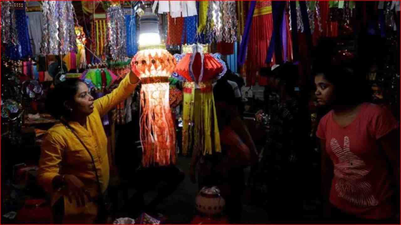 दिवाळीच्या सणाला नवीन वस्तू खरेदी करण्याची परंपरा आपल्याकडे आहे. या काळात अगदी कपड्यांपासून कार, इलेक्ट्रॉनिक वस्तू, दागिने अशा सर्व गोष्टी देखील खरेदी केल्या जातात. बहुतेक वेळा धन तेरसच्या दिवशी खरेदी केली जाते, परंतु यावर्षी धन तेरसच्या आधी खरेदी करणे हा एक अतिशय शुभ योगायोग ठरत आहे.
दिवाळीच्या खरेदीसाठी बाजार अनेक दिवस अगोदरच तयार होतात, जेणेकरून लोकांना त्यांच्या आवडीच्या बऱ्याच गोष्टी खरेदी करता येतील. परंतु यंदा लोकांना ही संधी दिवाळीपूर्वी मिळणार आहे. 60 वर्षांनंतर शनि-गुरूच्या संयोगाने गुरु पुष्य नक्षत्र तयार होत आहे, जे अतिशय शुभ आहे.