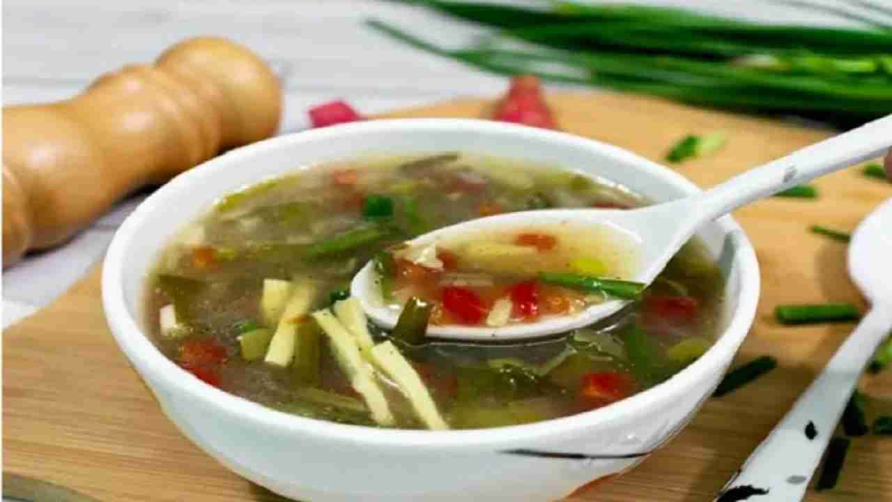 सूप - भाज्यांच्या सूपपासून ते चिकन सूपपर्यंत, ते सायनससाठी फायदेशीर आहे. हे सूप बनवण्यासाठी तुम्ही ताज्या भाज्या वापरा. 